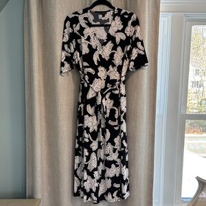 Size 1 Torrid midi wrap surplice dress in black white gray floral TTS 3/4 sleeve